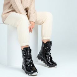 Botki damskie Artiker, naturalna skóra licowa o lakierowanym wykończeniu z klasycznym sznurowaniem i bocznym zamkiem oraz masywną podeszwą, czarne, 4. Czarne botki Artiker, bez wzorów, z futra, klasyczne, bez obcasa, na platformie, bez zapięcia. Za 329.00 zł.