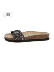 Teegu Klapki w kolorze czarnym rozmiar: 36. Czarne klapki teegu, bez wzorów, klasyczne, z otwartym noskiem, bez obcasa, bez zapięcia. Za 121.99 zł.