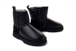 EMU AUSTRALIA W12637 Sharky Mini Town black, botki damskie. Czarne botki Emu Australia, bez wzorów, z gumy, bez obcasa, bez zapięcia. Za 479.94 zł.