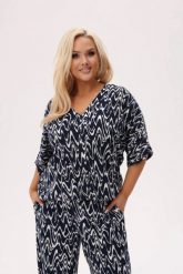 Wakacyjna bluzka Riva - Echo Granatu - ciemnogranatowa baza z białym wzorem w formie zygzaków PLUS SIZE XXL OVERSIZE. Białe bluzki Moda Size Plus Iwanek, l, w abstrakcyjne wzory, z tkaniny, eleganckie, bez kołnierzyka, plus size, bez ramiączek. W wyprzedaży za 141.90 zł.
