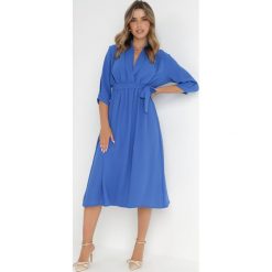 Niebieska Sukienka Rheniolea. Niebieskie sukienki Born2be, m, bez wzorów, eleganckie, bez kołnierzyka, bez ramiączek, midi, kopertowe. W wyprzedaży za 67.99 zł.