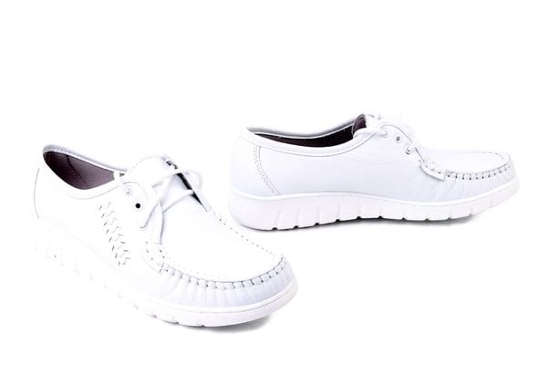 SOLO 068SZ biały gr, półbuty damskie. Białe półbuty wsuwane Solo, bez wzorów, bez obcasa. Za 264.90 zł.