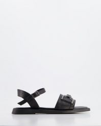 CZARNE SANDAŁY P334550 BLACK. Czarne sandały Venezia, bez wzorów, ze skóry, bez obcasa, bez zapięcia. Za 299.00 zł.