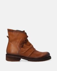 SKÓRZANE BRĄZOWE BOTKI M015LEBROBB012. Brązowe botki Venezia, bez wzorów, ze skóry, bez obcasa, bez zapięcia. Za 579.00 zł.