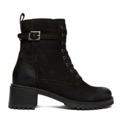 Trzewiki Lasocki. Czarne botki Lasocki, bez wzorów, bez obcasa, na słupku, bez zapięcia. Za 199.99 zł.