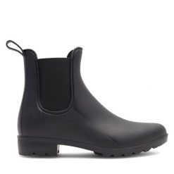 Botki JENNY. Czarne botki Jenny, bez wzorów, bez obcasa, na płaskiej podeszwie, bez zapięcia. Za 79.99 zł.