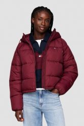 TOMMY JEANS Bordowa pikowana damska kurtka. Czerwone kurtki Tommy Jeans, s, bez wzorów, z jeansu, eleganckie, bez kaptura. W wyprzedaży za 699.99 zł.