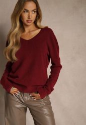 Bordowy Sweter z Wełną i Wiskozą z Trójkątnym Dekoltem Kaitte. Czerwone swetry Renee, bez wzorów, z jeansu, casualowe, bez ramiączek. Za 99.99 zł.