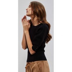 Sweter z bufiastymi rękawami czarny. Czarne swetry MOODO, xs, bez wzorów, z poliamidu, bez ramiączek. W wyprzedaży za 49.99 zł.