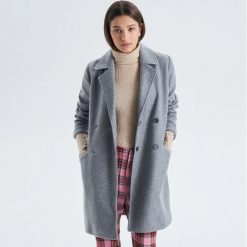 Płaszcz o klasycznym kroju - Jasny szary. Płaszcze marki Cropp. Za 189.99 zł.