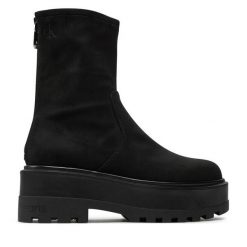 Botki Calvin Klein Jeans. Czarne botki Calvin Klein Jeans, bez wzorów, z jeansu, bez obcasa, na płaskiej podeszwie, bez zapięcia. Za 529.99 zł.
