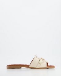 BEŻOWE KLAPKI P050920 BEIGE. Brązowe klapki Venezia, bez wzorów, ze skóry, bez obcasa, bez zapięcia. Za 139.00 zł.