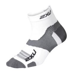 Skarpety sportowe 2XU Vectr Ultralght 1/4 Crew. Białe skarpetki 2XU, bez wzorów. W wyprzedaży za 66.65 zł.