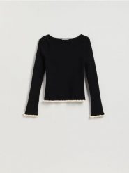 Sweter z ozdobnym wykończeniem - czarny. Czarne swetry Reserved, l, bez wzorów, z dzianiny, bez ramiączek. Za 99.99 zł.