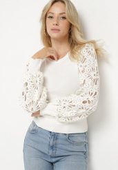 Biały Sweter z Wiskozą z Ozdobnymi Ażurowymi Rękawami Ivelvila. Białe swetry Born2be, z aplikacjami, z jeansu, eleganckie, bez ramiączek. W wyprzedaży za 63.74 zł.