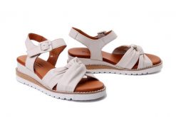 ARTIKER RELAKS 50C0841 jasnobeżowy, sandały damskie. Brązowe sandały Artiker Relaks, bez wzorów, z gumy, bez obcasa, na koturnie, bez zapięcia. Za 279.90 zł.