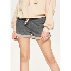 Dresowe szorty z regulacją - Szary. Szare szorty sportowe Cropp, z dresówki. Za 39.99 zł.