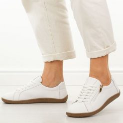 Białe skórzane półbuty damskie barefoot M.Daszyński Ol38-4. Białe półbuty wsuwane M.Daszyński, na jesień, bez wzorów, z jeansu, klasyczne, bez obcasa, na płaskiej podeszwie. W wyprzedaży za 206.10 zł.