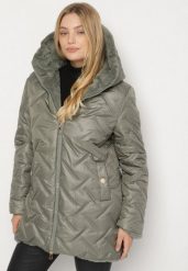 Zielona Pikowana Kurtka z Kapturem i Futrzaną Wyściółką Navea. Zielone kurtki Born2be, plus size, bez wzorów, z dzianiny, biznesowe, z kapturem. Za 179.99 zł.