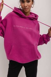 Bluza z kapturem oraz HAFTEM w kolorze MAGENTA VIOLET - GARSON skin peach-UNI. Pomarańczowe bluzy z kapturem Marsala, bez wzorów, z bawełny, z kapturem. Za 329.90 zł.