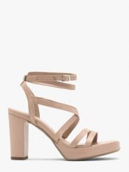 Beżowe sandały z ozdobnych paseczków. Brązowe sandały Ryłko, bez wzorów, z gumy, bez obcasa, na słupku, bez zapięcia. W wyprzedaży za 259.99 zł.