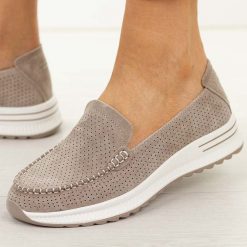 Różowe ażurowe skórzane mokasyny damskie Jezzi 9793. Czerwone mokasyny Jezzi, w ażurowe wzory, z jeansu, z okrągłym noskiem. Za 239.00 zł.