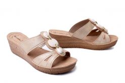 INBLU GM-52 026 piaskowy, klapki damskie. Brązowe klapki Inblu, bez wzorów, bez obcasa, na koturnie, bez zapięcia. Za 84.99 zł.