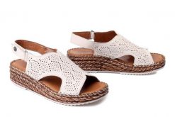 MANITU 910328-81 offwhite, sandały damskie. Brązowe sandały Manitu, bez wzorów, ze skóry, bez obcasa, na koturnie, bez zapięcia. Za 229.42 zł.