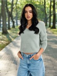 Sweter - zielony. Zielone swetry Sinsay, l, bez wzorów, z materiału, bez ramiączek. Za 69.99 zł.