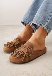 Jasnobrązowe Klapki VICES Typu Mule z Koralikami Frędzlami i Kokardą Dioleora. Brązowe klapki Born2be, z aplikacjami, eleganckie, bez obcasa, na płaskiej podeszwie, bez zapięcia. Za 119.99 zł.