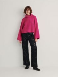 Sweter z golfem - fuksja. Czerwone swetry Reserved, l, bez wzorów, z dzianiny, bez ramiączek. W wyprzedaży za 39.99 zł.