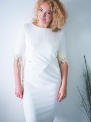 Sukienka Model Jasmine Ecru - Jersa. Sukienki Jersa, na co dzień, plus size, bez wzorów, bez kołnierzyka, plus size, bez ramiączek, ołówkowe. Za 472.54 zł.