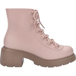 Melissa botki MELISSA COSMO BOOT AD damskie kolor różowy na słupku. Czerwone botki Melissa, bez wzorów, z gumy, z okrągłym noskiem, bez obcasa, na słupku, bez zapięcia. W wyprzedaży za 439.99 zł.