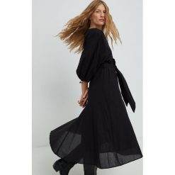 Answear Lab sukienka kolor czarny midi rozkloszowana. Czarne sukienki Answear Lab, m, bez wzorów, bez kołnierzyka, bez ramiączek, midi, rozkloszowane. Za 169.99 zł.
