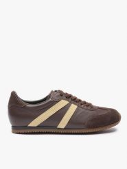 Brązowe półbuty sportowe z jasnożółtym paskiem. Brązowe półbuty wsuwane Ryłko, bez wzorów, ze skóry, sportowe, z okrągłym noskiem, bez obcasa, na płaskiej podeszwie. Za 449.99 zł.