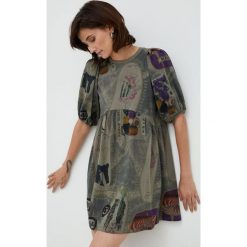 Desigual sukienka bawełniana kolor zielony mini rozkloszowana. Zielone sukienki Desigual, xs, bez wzorów, z bawełny, bez kołnierzyka, bez ramiączek, mini, rozkloszowane. W wyprzedaży za 374.99 zł.