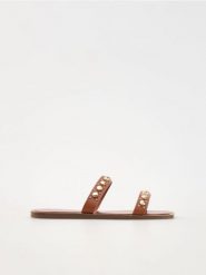 Skórzane klapki z ćwiekami - brązowy. Brązowe klapki Reserved, bez wzorów, ze skóry, bez obcasa, bez zapięcia. W wyprzedaży za 39.99 zł.