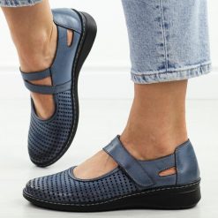 Granatowe ażurowe skórzane Polskie półbuty damskie Deoni D125A. Niebieskie półbuty wsuwane Deoni, na lato, w ażurowe wzory, z jeansu, biznesowe, bez obcasa, na płaskiej podeszwie. Za 419.00 zł.