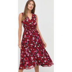 Morgan sukienka kolor czerwony midi rozkloszowana. Czerwone sukienki Morgan, bez wzorów, z tkaniny, bez kołnierzyka, bez ramiączek, midi, dopasowane. Za 439.99 zł.