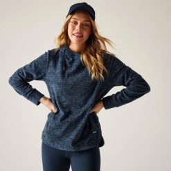 Bluza damska z kapturem Mayse. Niebieskie bluzy Regatta, bez wzorów, z bawełny, sportowe, bez ramiączek, z kapturem. Za 176.50 zł.