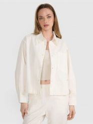 4F Koszula oversize z kołnierzykiem damska - biała XS. Białe koszule 4f, xs, bez wzorów, z bawełny, eleganckie, bez kołnierzyka, bez ramiączek. W wyprzedaży za 79.99 zł.