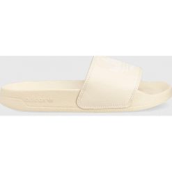 Adidas Originals klapki damskie kolor beżowy. Brązowe klapki adidas Originals, bez wzorów, z materiału, bez obcasa, bez zapięcia. Za 149.99 zł.