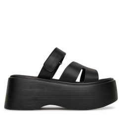 Klapki DeeZee. Czarne klapki DeeZee, bez wzorów, bez obcasa, bez zapięcia. Za 83.99 zł.