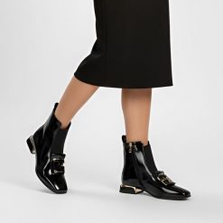 Botki damskie S. Barski, lakierowane na płaskim obcasie z ozdobną i gumką w cholewce , czarne, MR52-216. Czarne botki S.BARSKI, bez wzorów, z lakierowanej skóry, glamour, bez obcasa, na płaskiej podeszwie, bez zapięcia. Za 239.00 zł.