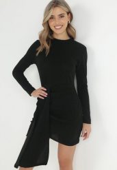 Czarna Dopasowana Sukienka z Szerokim Pasem i Metaliczną Nicią Zelko. Czarne sukienki Born2be, na imprezę, z aplikacjami, z materiału, eleganckie, z asymetrycznym kołnierzem, bez ramiączek, mini, asymetryczne. W wyprzedaży za 84.99 zł.