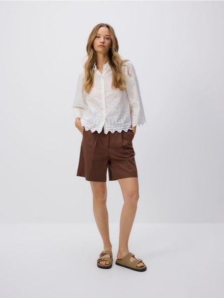 Koszula z ażurowym wzorem - biały. Białe koszule Reserved, l, w ażurowe wzory, z bawełny, bez kołnierzyka, bez ramiączek. W wyprzedaży za 59.99 zł.