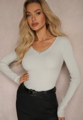 Jasnoszary Sweter z Prążkowanego Materiału z Cyrkoniami Irilis. Szare swetry Renee, m, bez wzorów, z jeansu, casualowe, bez ramiączek. W wyprzedaży za 43.99 zł.