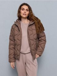 Pikowana kurtka puffer z kapturem i ściągaczami - fioletowy. Fioletowe kurtki Sinsay, l, bez wzorów, z kapturem. Za 69.99 zł.