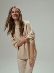 Sweter z ozdobnym golfem - beżowy. Brązowe swetry Reserved, l, bez wzorów, z dzianiny, bez ramiączek. W wyprzedaży za 79.99 zł.