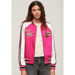 Damska ocieplana kurtka Superdry Suikajan. Czerwone kurtki Superdry, xs, bez wzorów, z bawełny, eleganckie, bez kaptura. Za 610.60 zł.